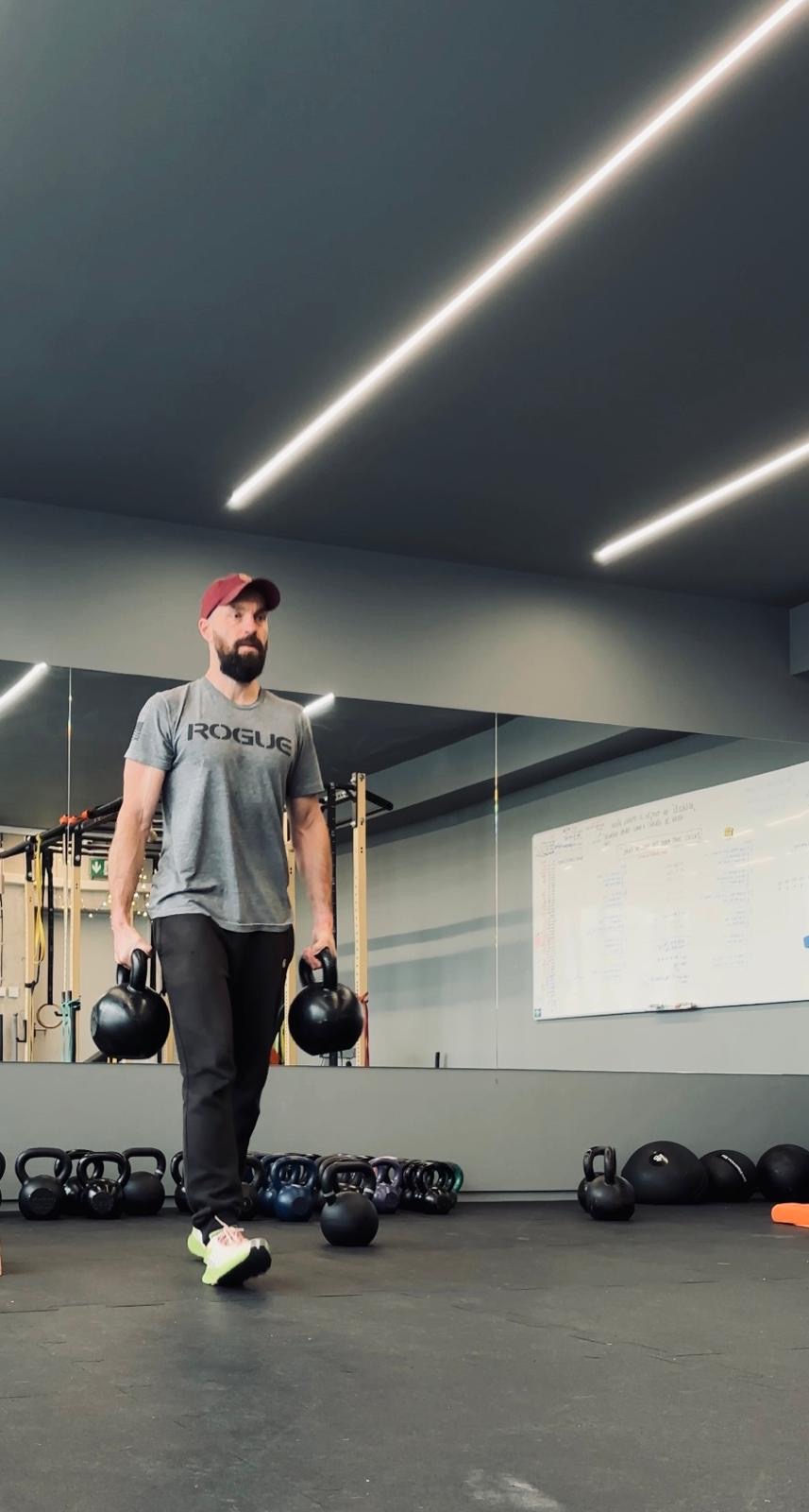 Radovan Prokein počas tréningu s kettlebellmi